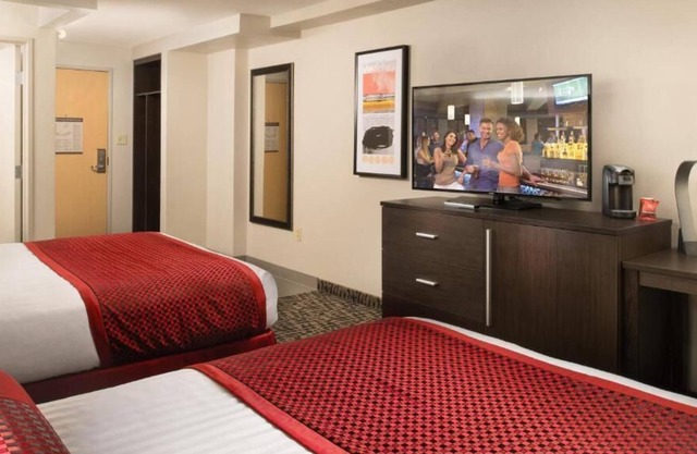 Vegas Adventure! 2 Spacious Units, Pool, Game Room, Near Lake of Dreams