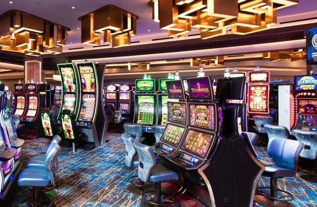 Vegas Dreams! 2 Relaxing Suites, Rooftop Pool, Short Drive to The Neon Museum!