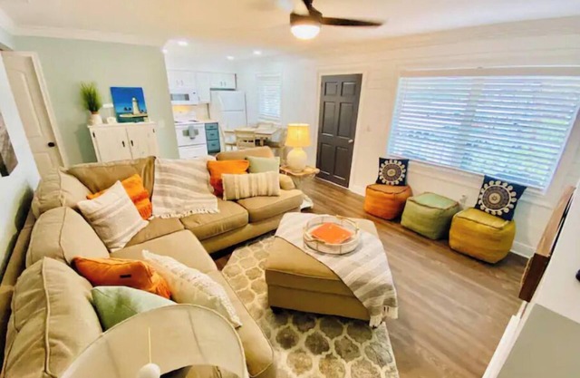 Venice Island condo, less than a mile to the beach
