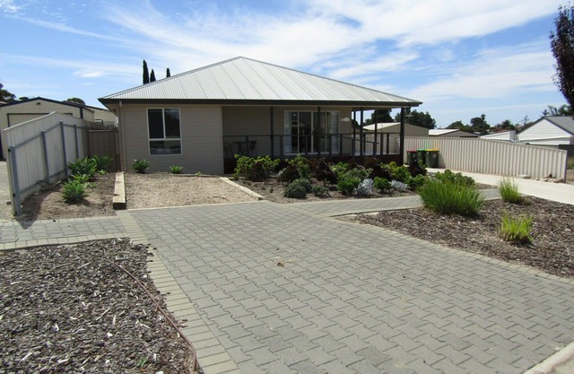 Ventnor Rise ~ Large back Deck , Room to move!