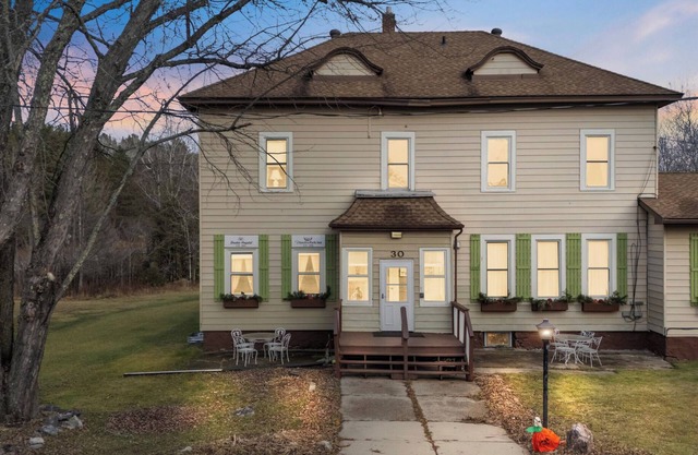 Vermilion Park Inn - Historic Bed and Breakfast - call 218-753-2333