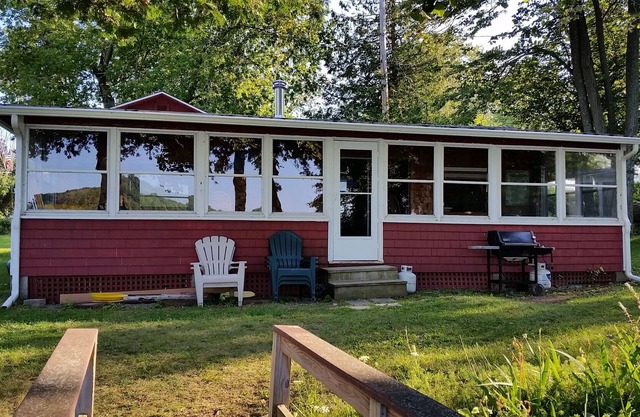 Vermont Lake Champlain Cottage - 30 minutes from Burlington or Middlebury