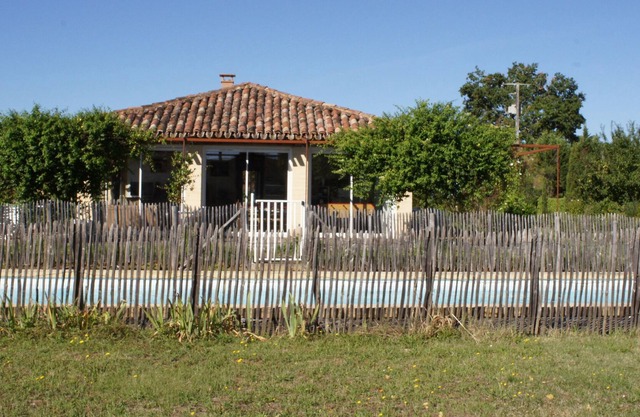 very nice house 3 bedrooms 2 bathrooms, large private pool in a quiet area