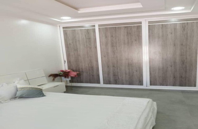 Very large, air-conditioned room with private bathroom and balcony at the home stay