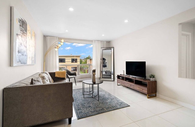Very Large Modern 5 bedroom apartment