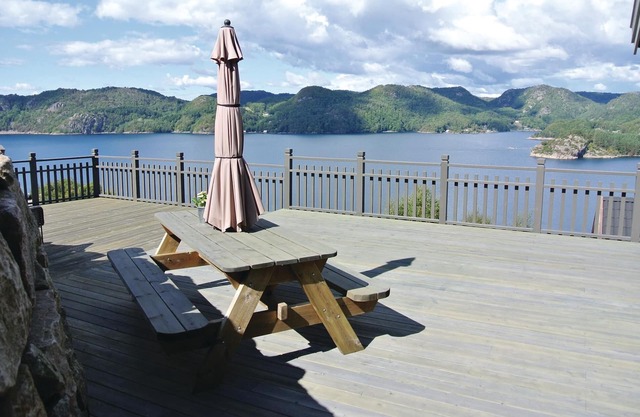Very nice and large cottage with a beautiful view over the Grønsfjord, which is rich in fish.