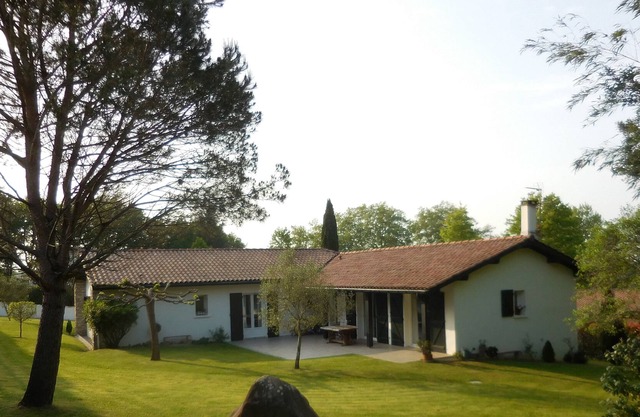 Very quiet family house with garden, near the center and at the foot of the Rhune