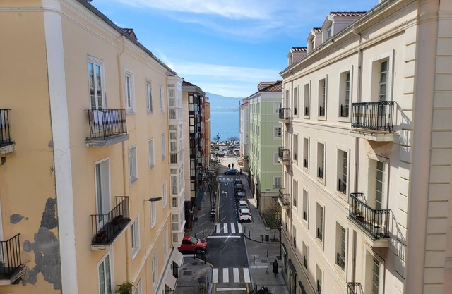 Very spacious and central apartment with views of the bay
