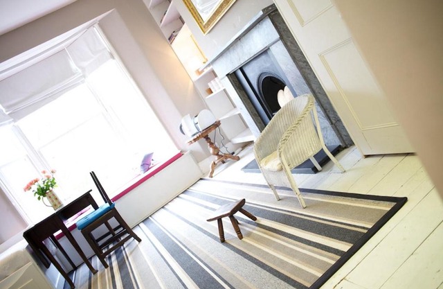 Very spacious room of Victorian home central Lewes