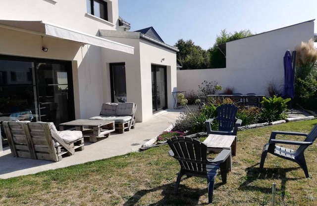 Very well equipped recent house, 200 m from the sea, sleeps 10
