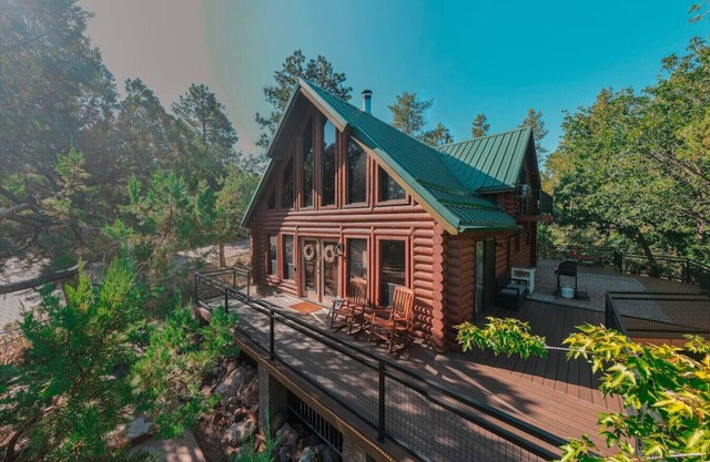 Vevee`s Pine A-Frame Retreat