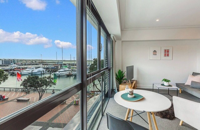 Viaduct Harbour Views w/Free Parking-Zodiak Stays