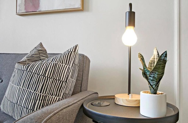 Vibrant 1BR Apartment close to Dining - Cullom B3