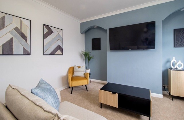 Vibrant 2 Bed Flat in Coatbridge