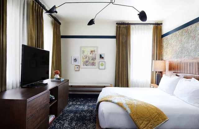 Vibrant Boutique Hotel: Rooftop Dining & Steps from The Walters Art Museum