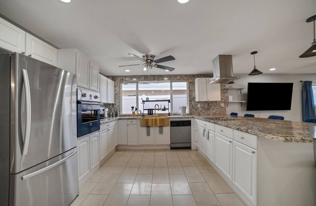 Vibrant In Vegas - 4 Bd With Shimmering Pool! 4 Bedroom Home by RedAwning