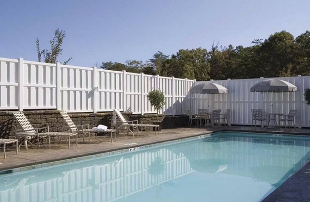 Vibrant Room Perfect for Couples Visiting Local Vineyards Nearby