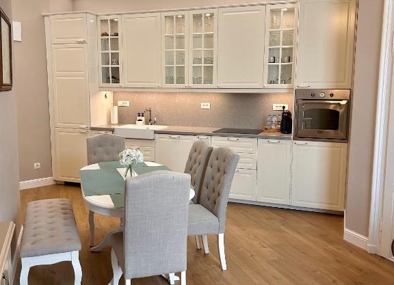 Vibrant Stay l Stylish 2BD in TOP CENTER
