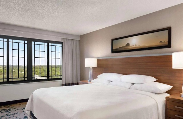 Vibrant & Tranquil King Suite! Pool, Bar, Gym