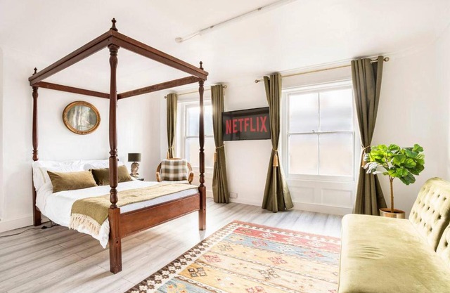 Victorian Style Apartment w/Four-Poster Bed in Camden Town