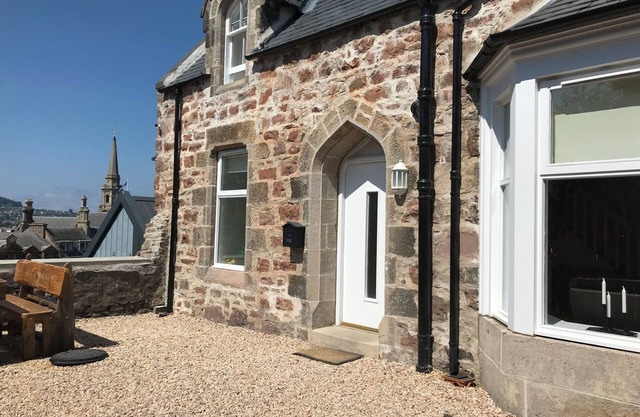 VIEW COTTAGE, family friendly, with a garden in Inverness