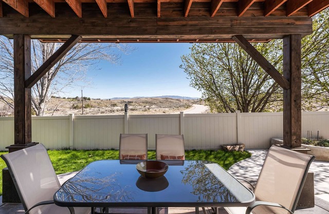 Views of the Foothills! Bring the WHOLE FAM + DOG(s)! Across the St to Mountain Bike Trails