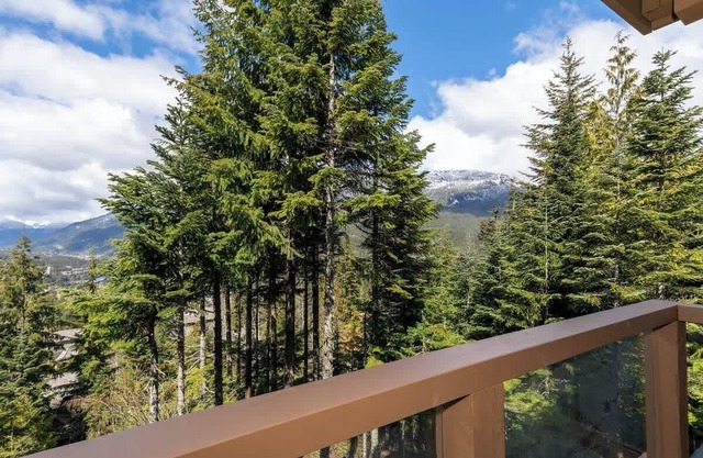 Views, Parking, Shared Hot Tub, Bike trails, Bike-in/Bike-out