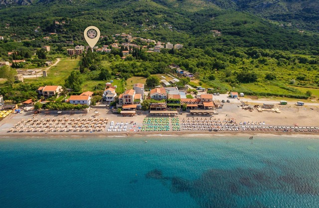 Viktorija - Two-Bedroom Apartment with Balcony