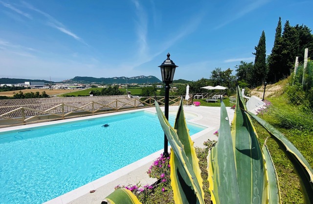 Villa Poggio Ulivo Pool-Apartments, 15 minutes by car from Lake Garda-Bardolino