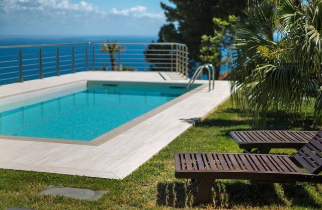 Villa Niccolò with an enchanting swimming pool overlooking the sea, in the land of Sicilian ceramics