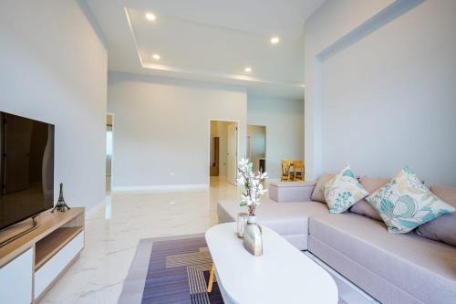 Villa 3 Bedrooms in Central Hua Hin Near Beach