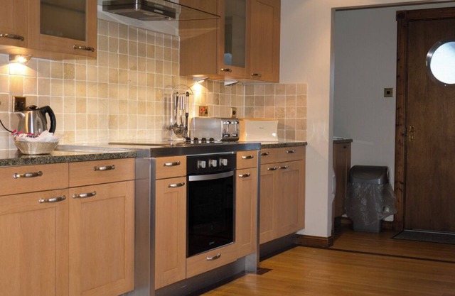 Villa 33, 3 Bedrooms, Sleeps 8 with Hot Tub and Leisure Club Access