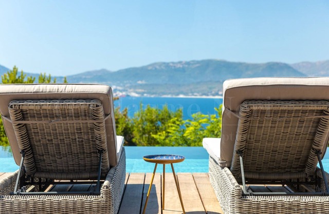 Villa 6 bedrooms, pool, jacuzzi, sea view