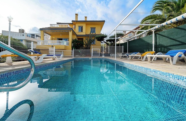 'Villa Amador' with Sea View, Pool & Wi-Fi