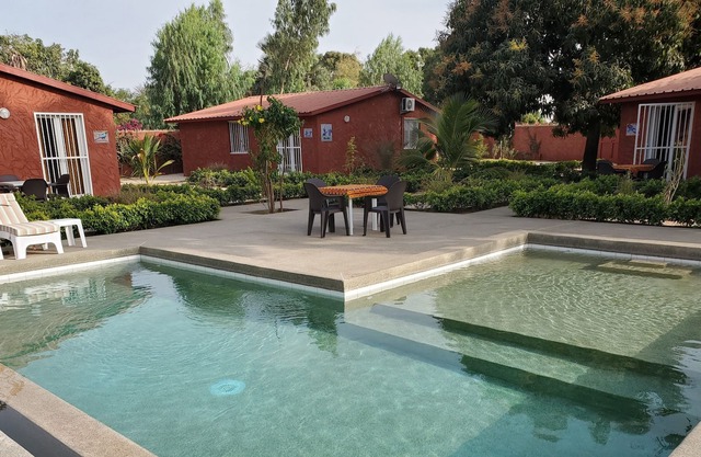 Villa Amarante, located in the middle of a garden, at the edge of a swimming pool