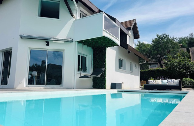 Villa au Calme Avec Piscine et Petite vue lac