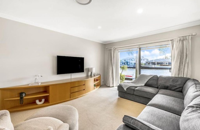 Villa by the Canal - Runaway Bay