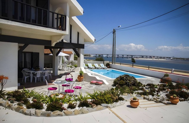 Villa 'Casa Do Bico' with Balcony, Wi-Fi and Air Conditioning