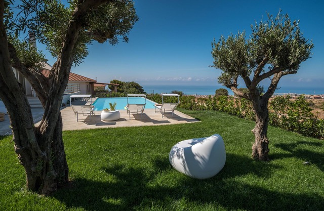 Villa Castellana, Elegant modern villa with private infinity pool sea view