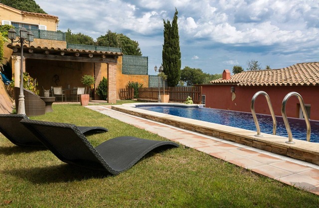Villa close to the center w/pool & garden (H30)
