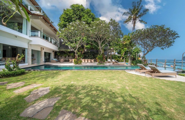 Villa Cocoa Maya: Beautiful large villa steps from the beach