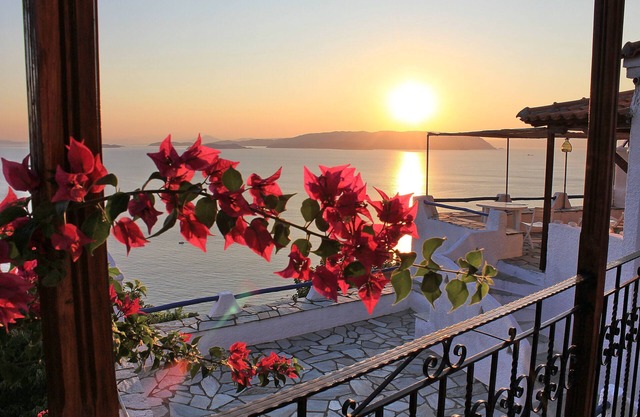 Villa DAHLIA. Panoramic pool. Access to the sea. Privileged view of the Egean.