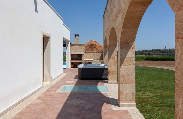 Villa Dei Re With Pool Sauna And Jacuzzi, Galatina, Italy