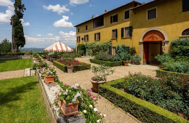 Villa di Tizzano, Luxurious Retreat in Paradise