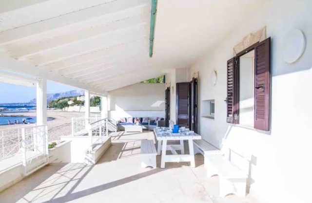Villa directly on the beach