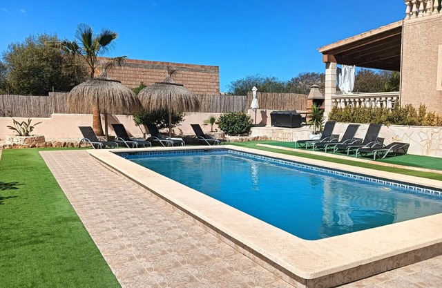 Villa Domingos, a comfortable holiday house with a private pool and BBQ in Cales de Mallorca