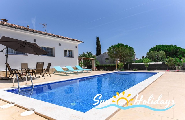 Villa Emilie with private pool 650m from the beach