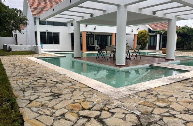 VILLA ENTERA EN GUAVABERRY