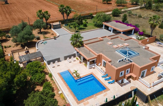 Villa Evie - 5 Bedrooms | Spacious &Private Grounds | Private Pool | Wifi & A/C