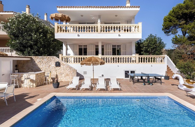 Villa Felicidad with Sea View, Wi-Fi, A/C, Pool, Garden, Terrace & Balcony